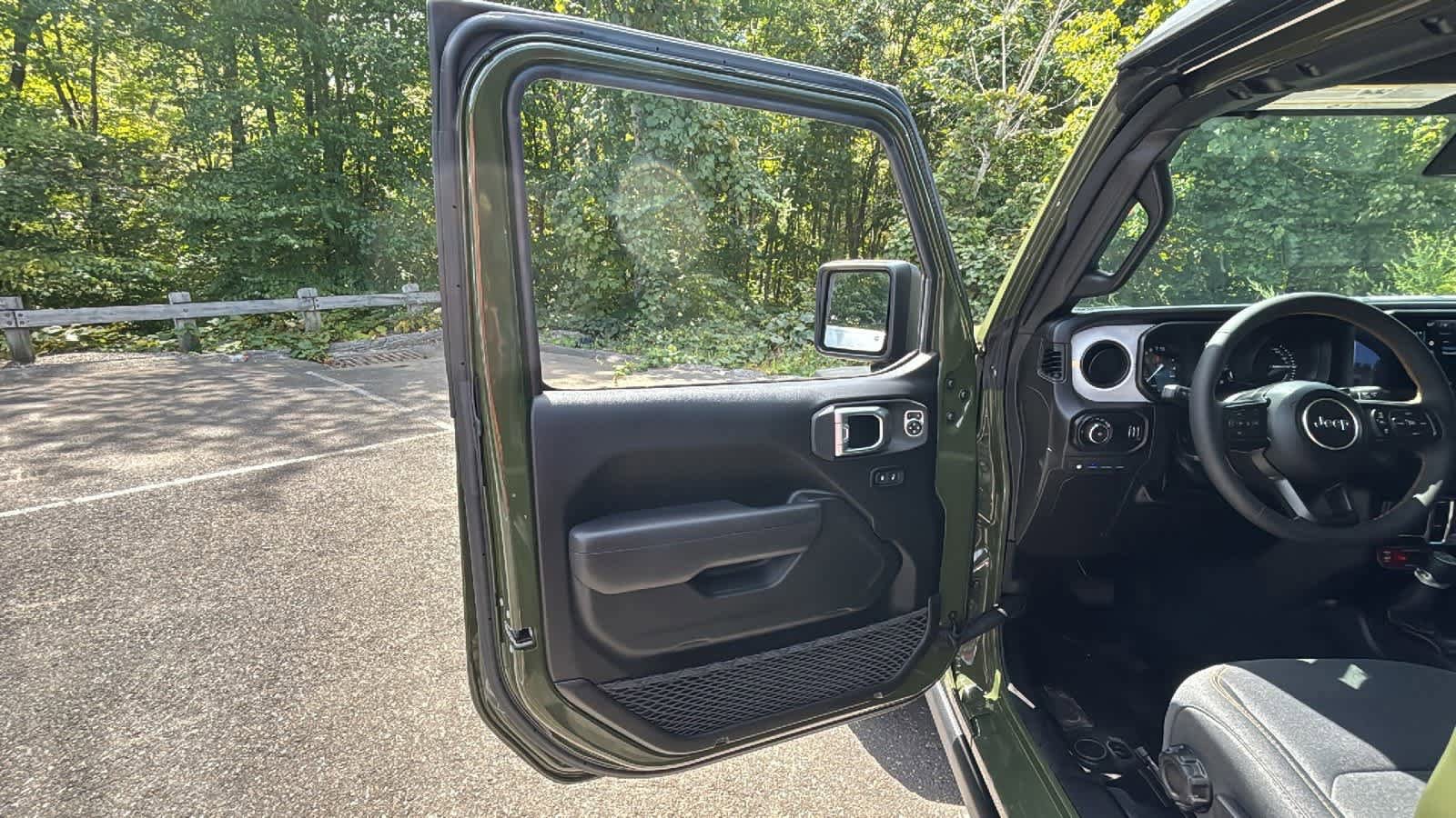 Used 2024 Jeep Wrangler Unlimited AWD/4WD image 13
