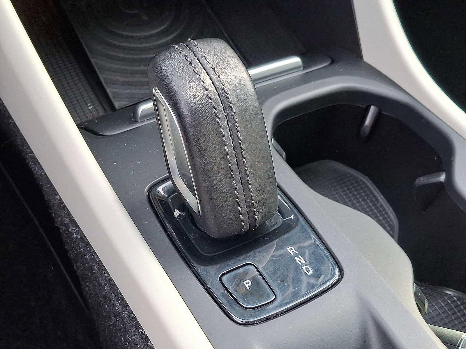 Used 2019 Volvo XC40 T5 Momentum image 15