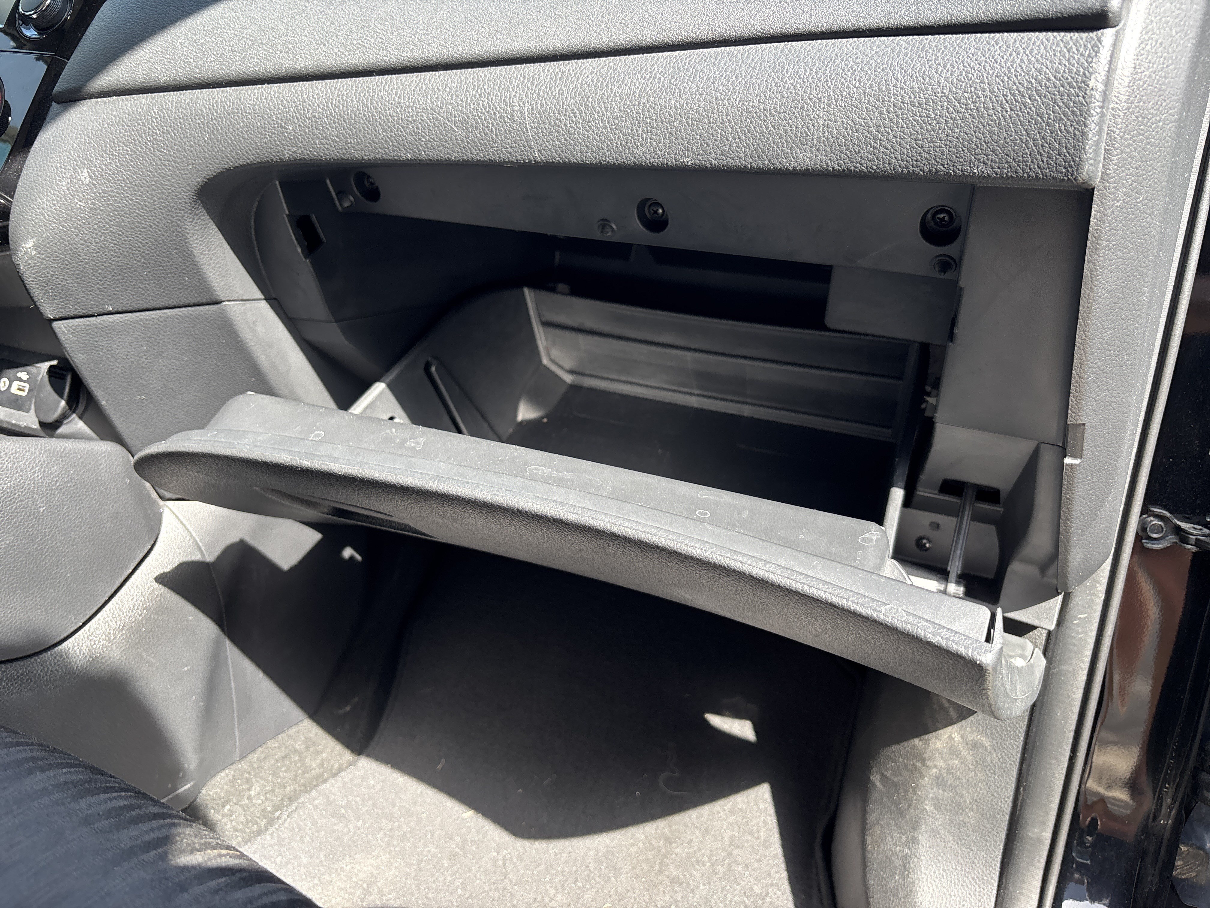Used 2018 Nissan Rogue S AWD/4WD image 27