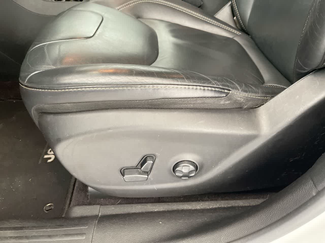 Used 2016 Jeep Cherokee Limited FWD image 12