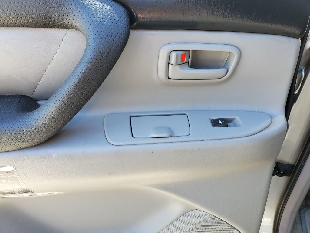 Used 2004 Toyota Land Cruiser AWD/4WD image 33
