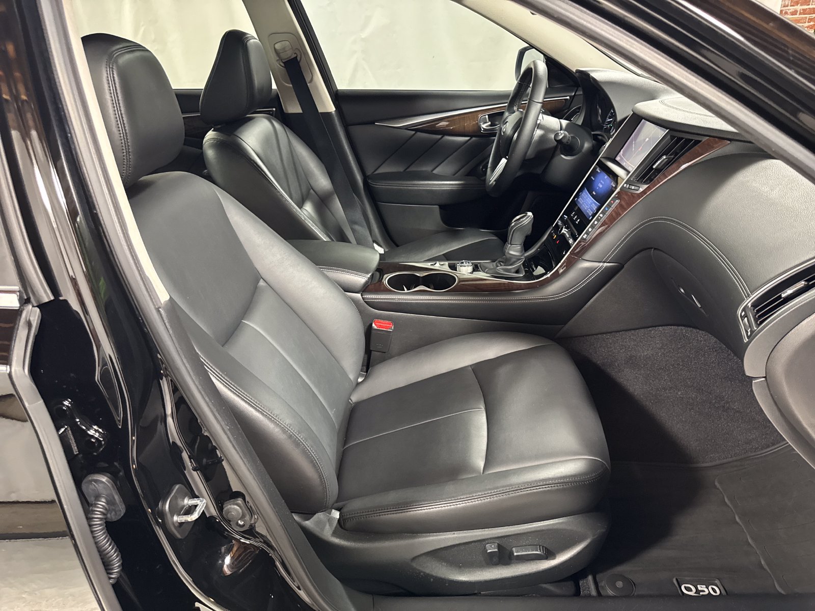 Used 2018 INFINITI Q50 Luxe w/ Essential Package (3.0T Luxe) AWD/4WD image 22