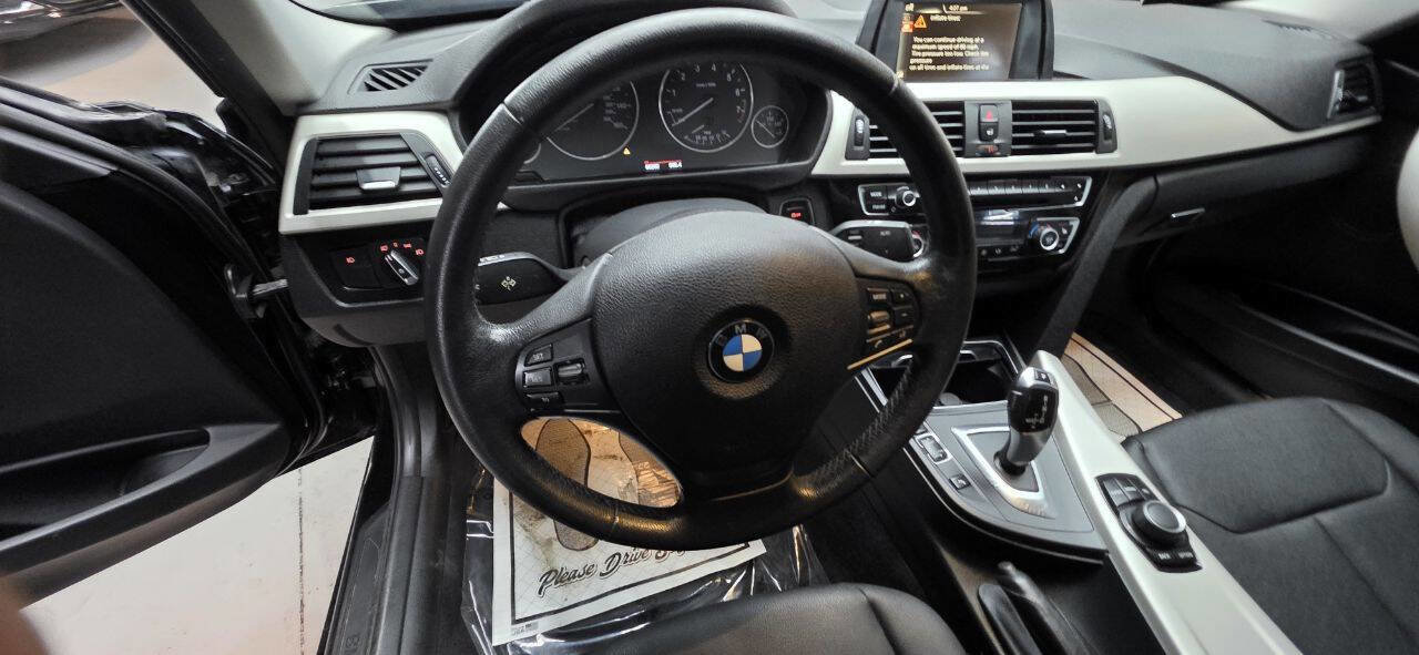 Used 2017 BMW 320i xDrive Sedan AWD/4WD image 16