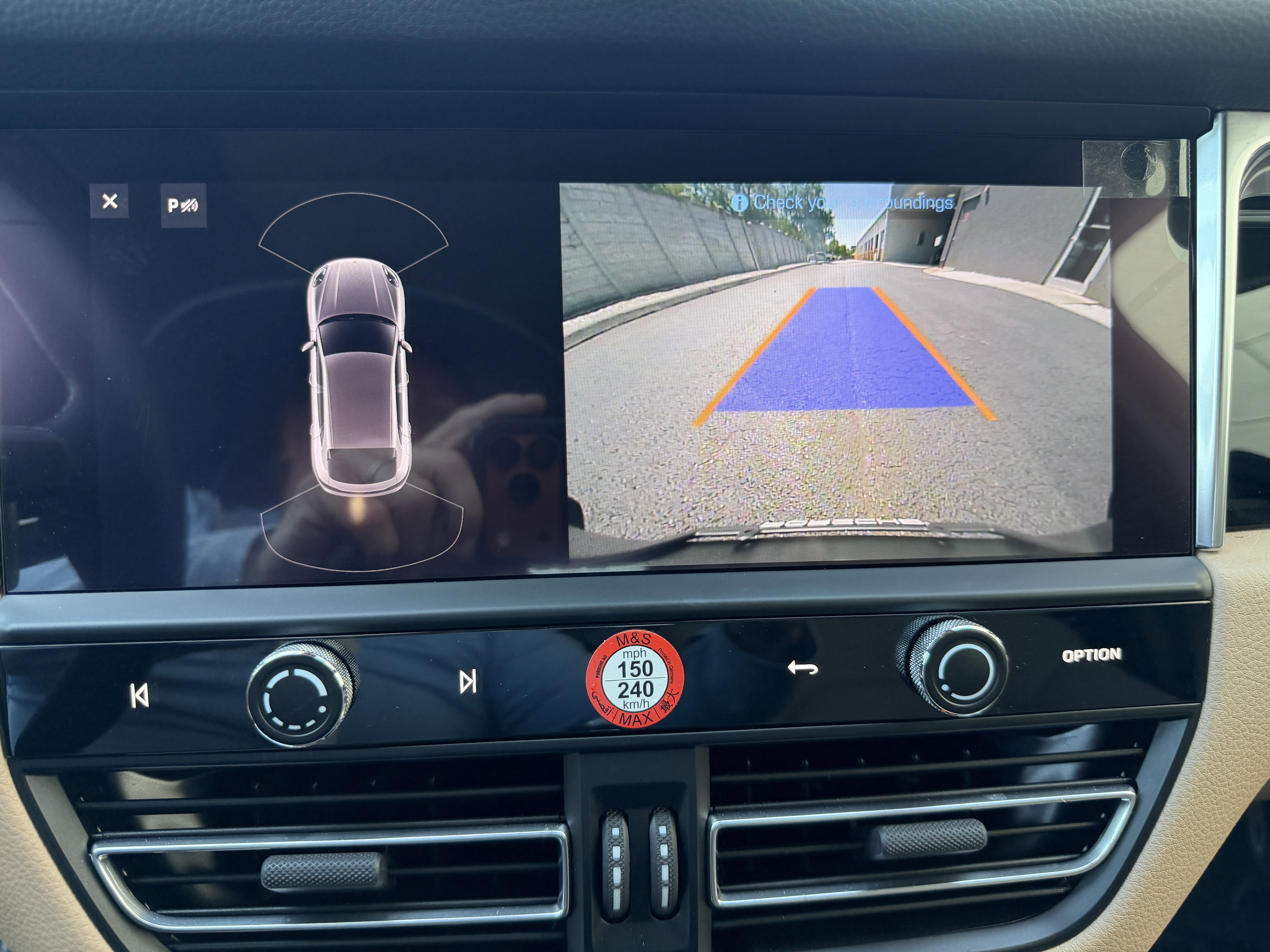 Certified 2025 Porsche Macan AWD/4WD image 29