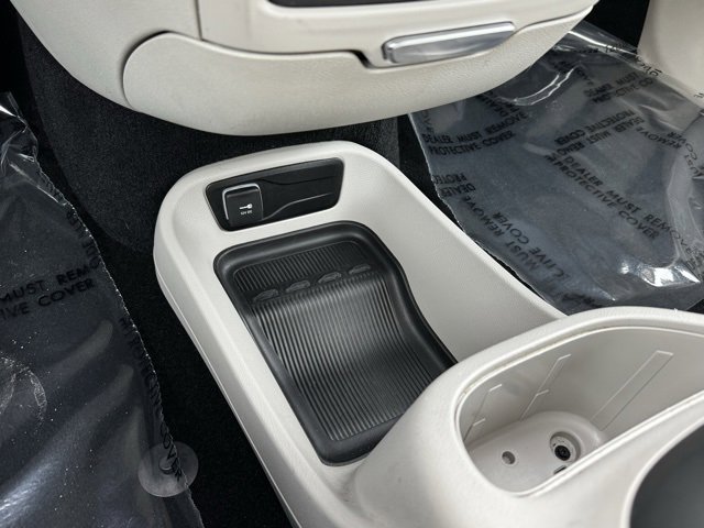 Used 2024 Chrysler Pacifica Touring-L image 17