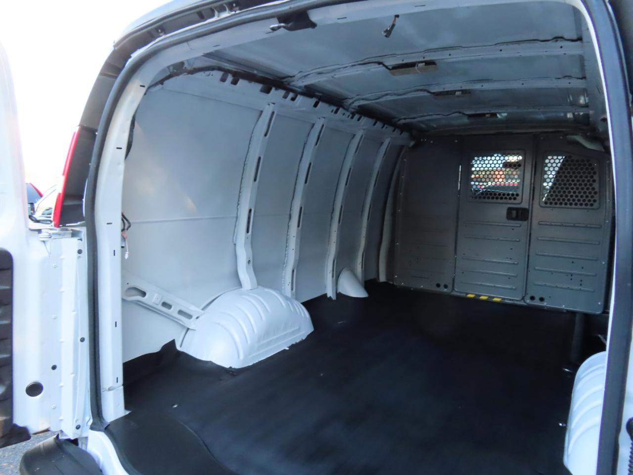 Used 2020 Chevrolet Express 2500 RWD image 10