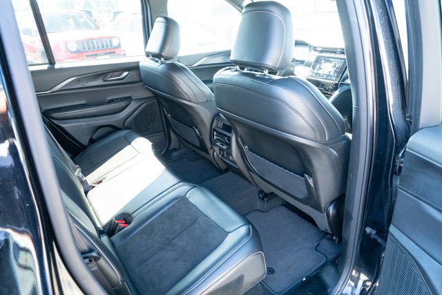 Certified 2025 Jeep Grand Cherokee Altitude AWD/4WD image 35