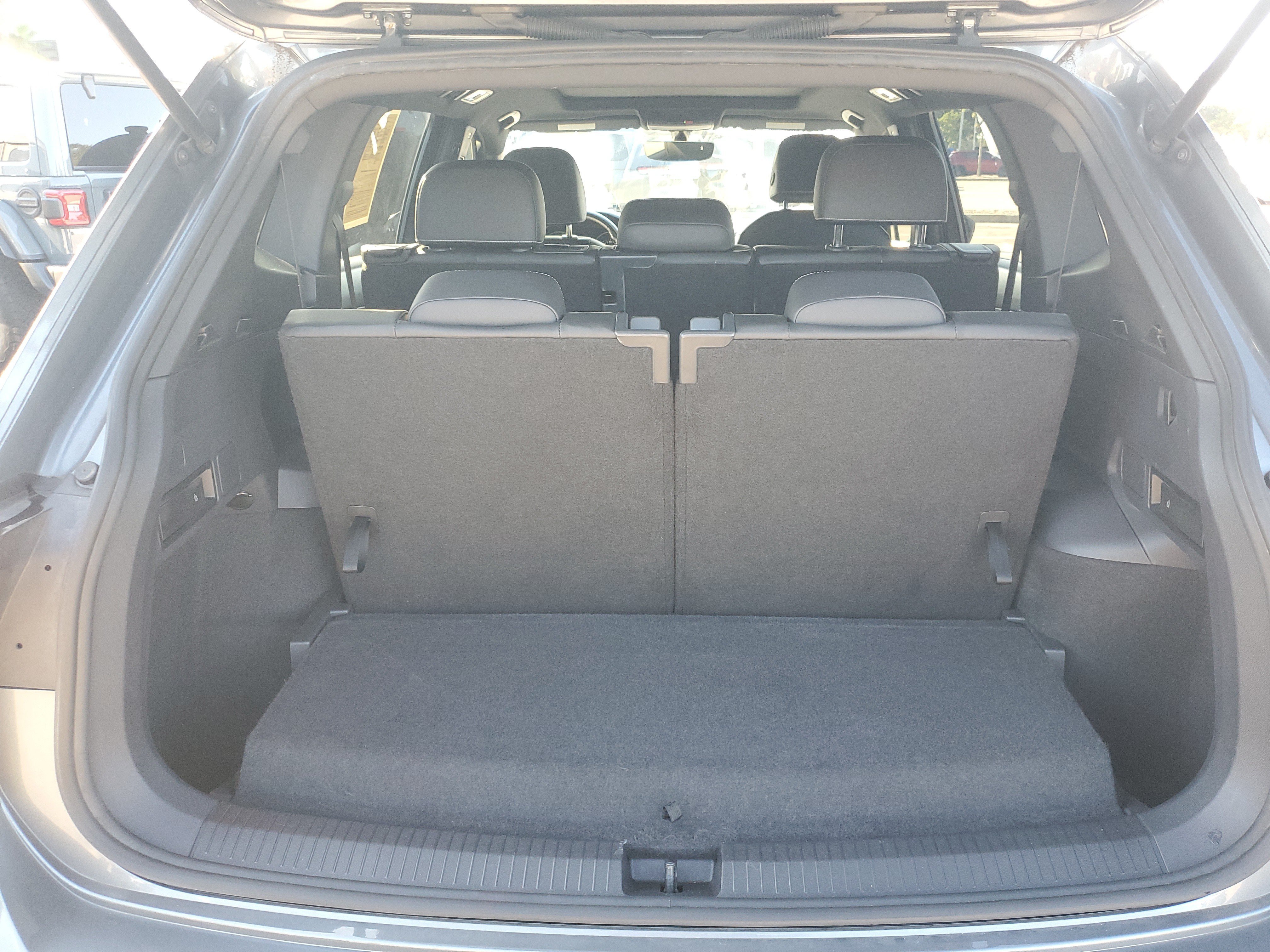 Used 2021 Volkswagen Tiguan SE R-Line FWD image 8