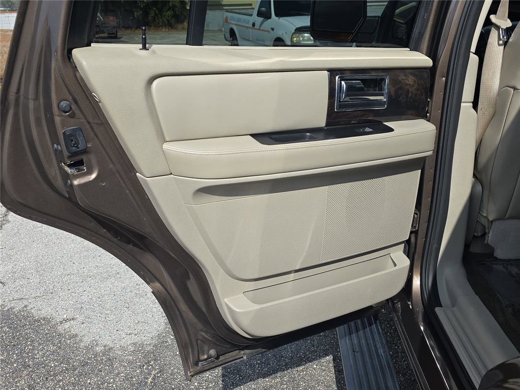 Used 2017 Lincoln Navigator Select image 10