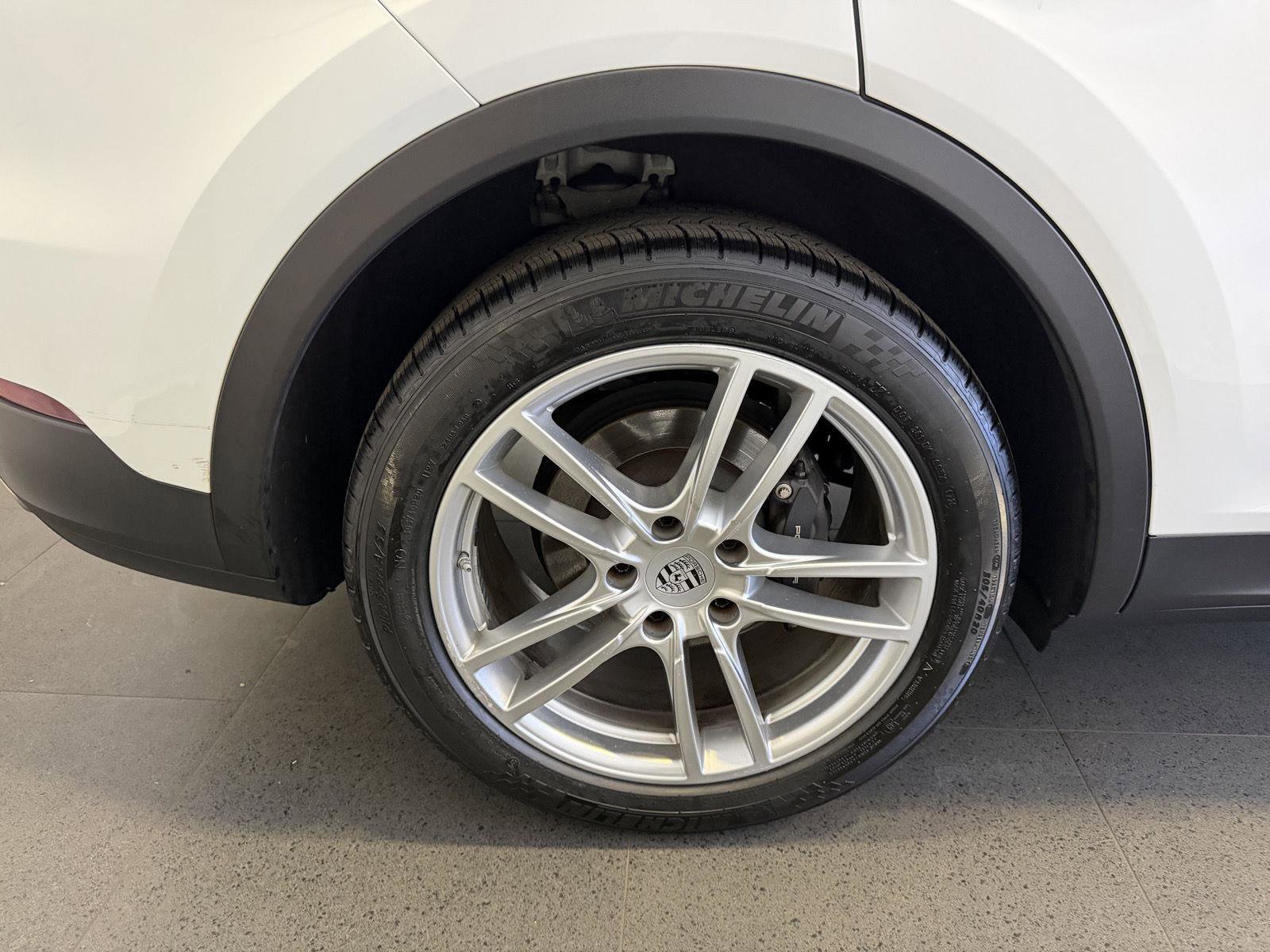 Certified 2023 Porsche Cayenne Platinum Edition image 12