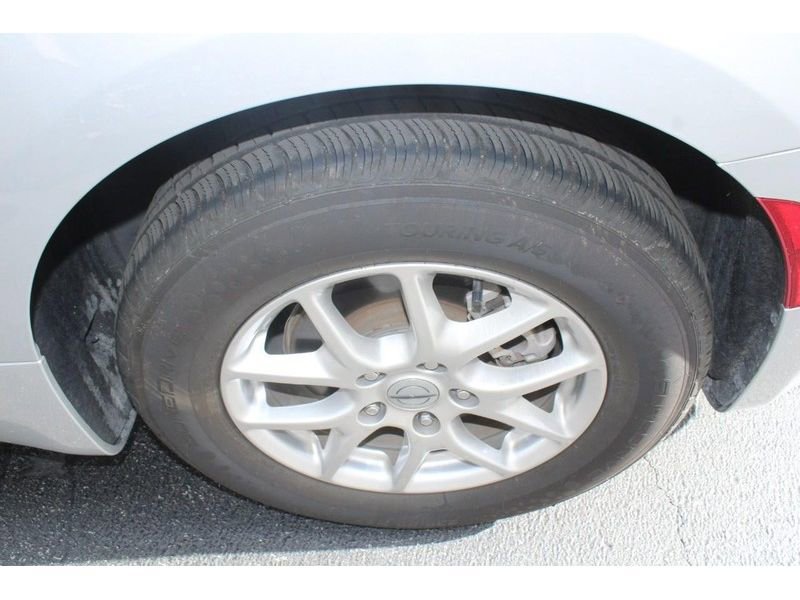 Used 2024 Chrysler Pacifica Touring-L image 9