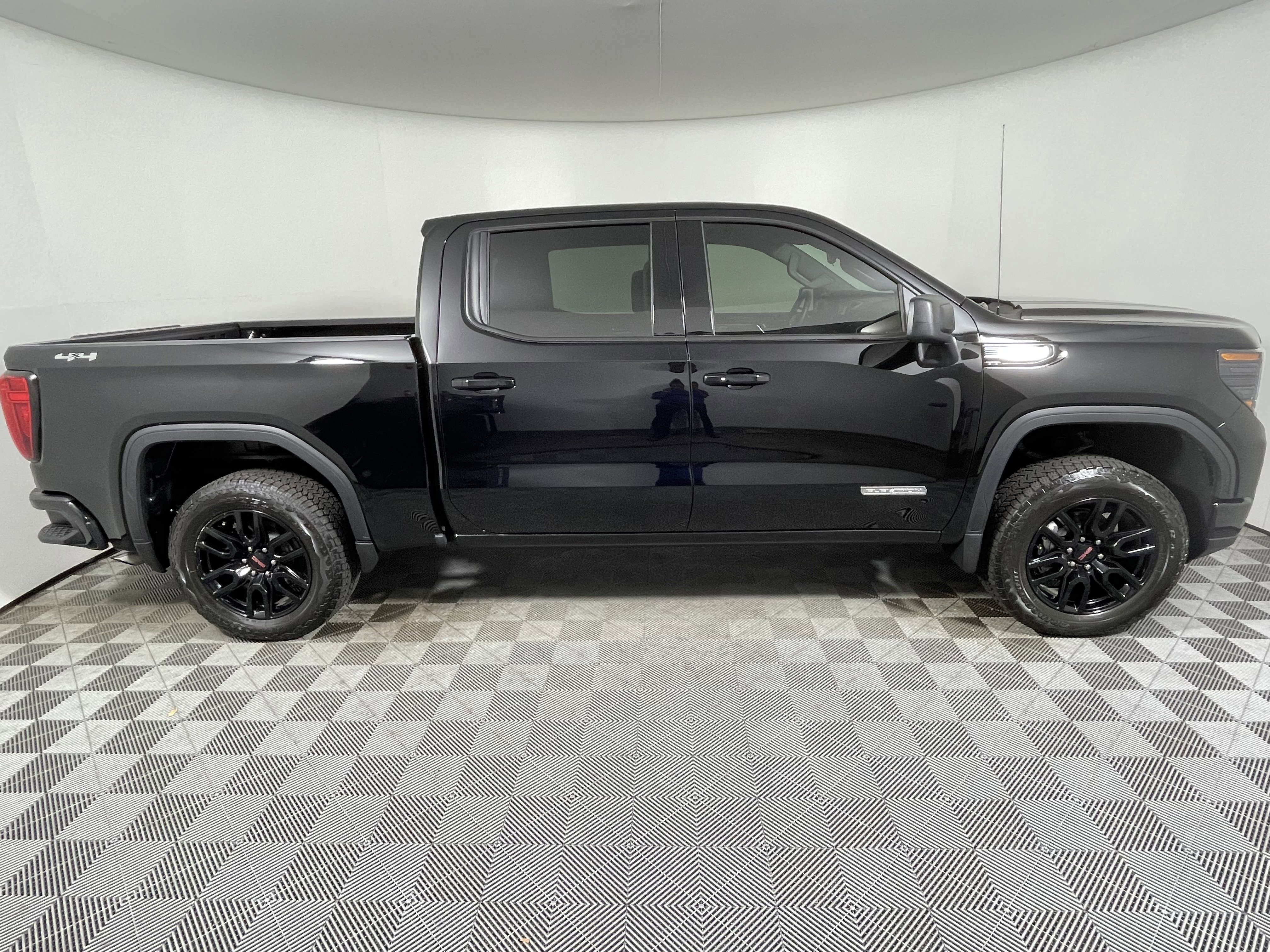 Used 2025 GMC Sierra 1500 Elevation image 6