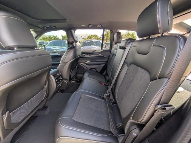 New 2025 Jeep Grand Cherokee Altitude image 12