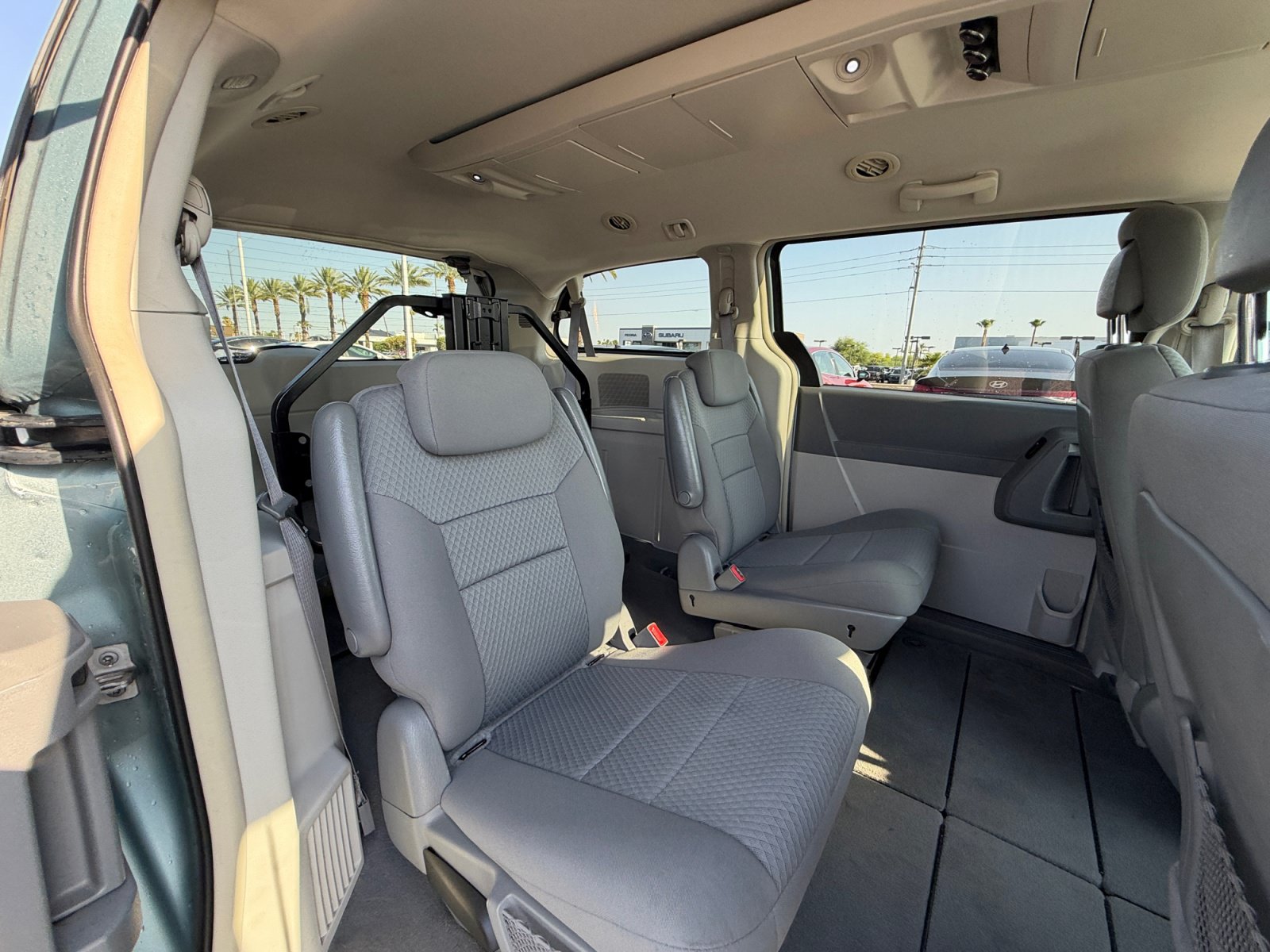 Used 2010 Chrysler Town & Country Touring FWD image 19