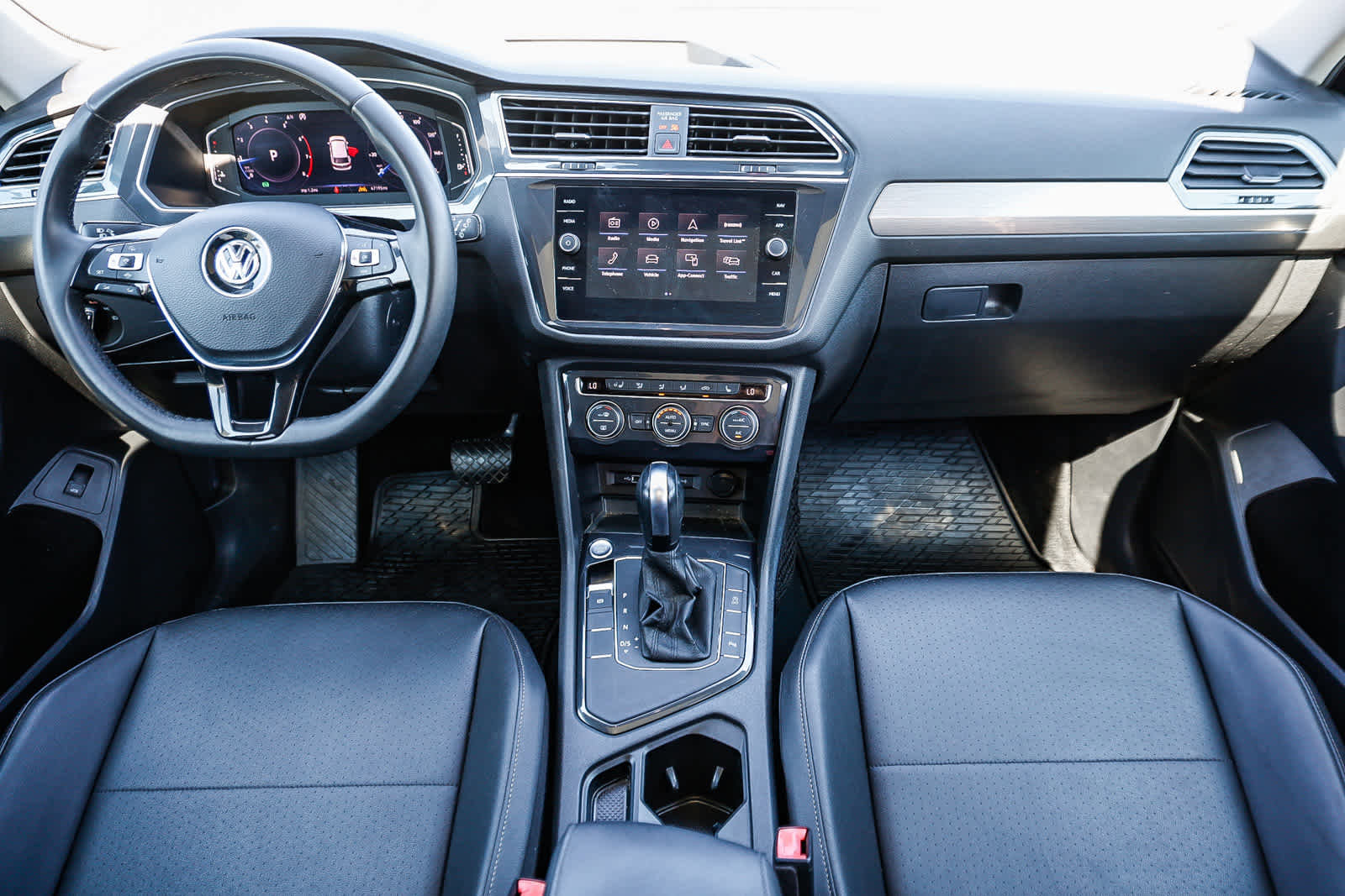 Used 2020 Volkswagen Tiguan SEL image 10