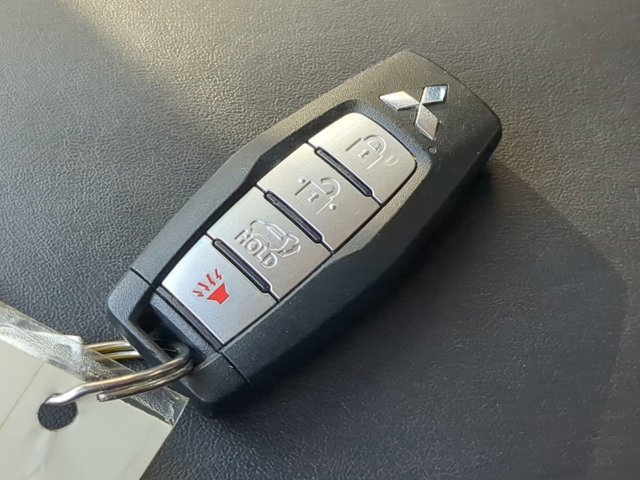 Used 2023 Mitsubishi Outlander SE image 29