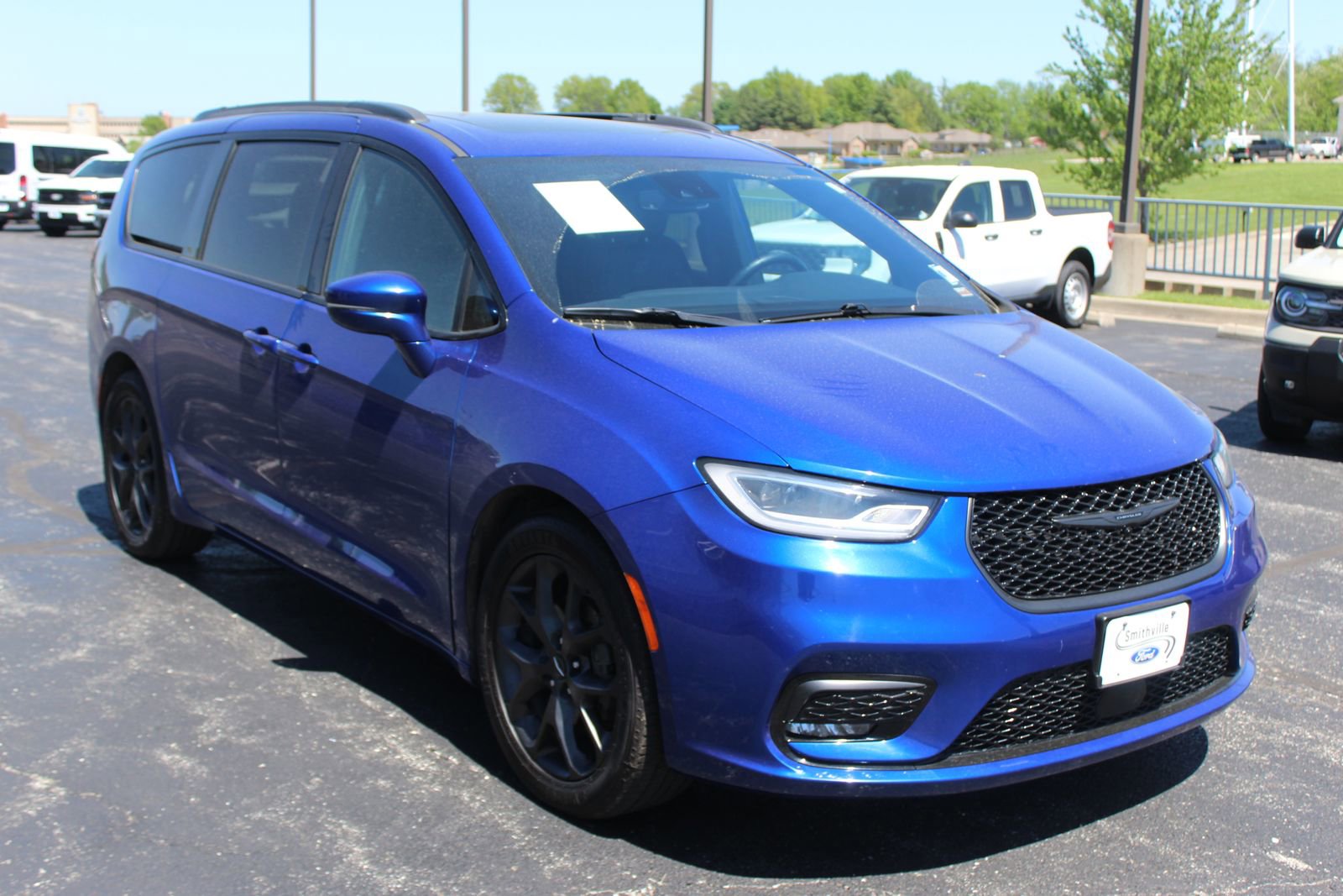 Used 2021 Chrysler Pacifica Touring-L w/ Uconnect Theater Family Group FWD image 8