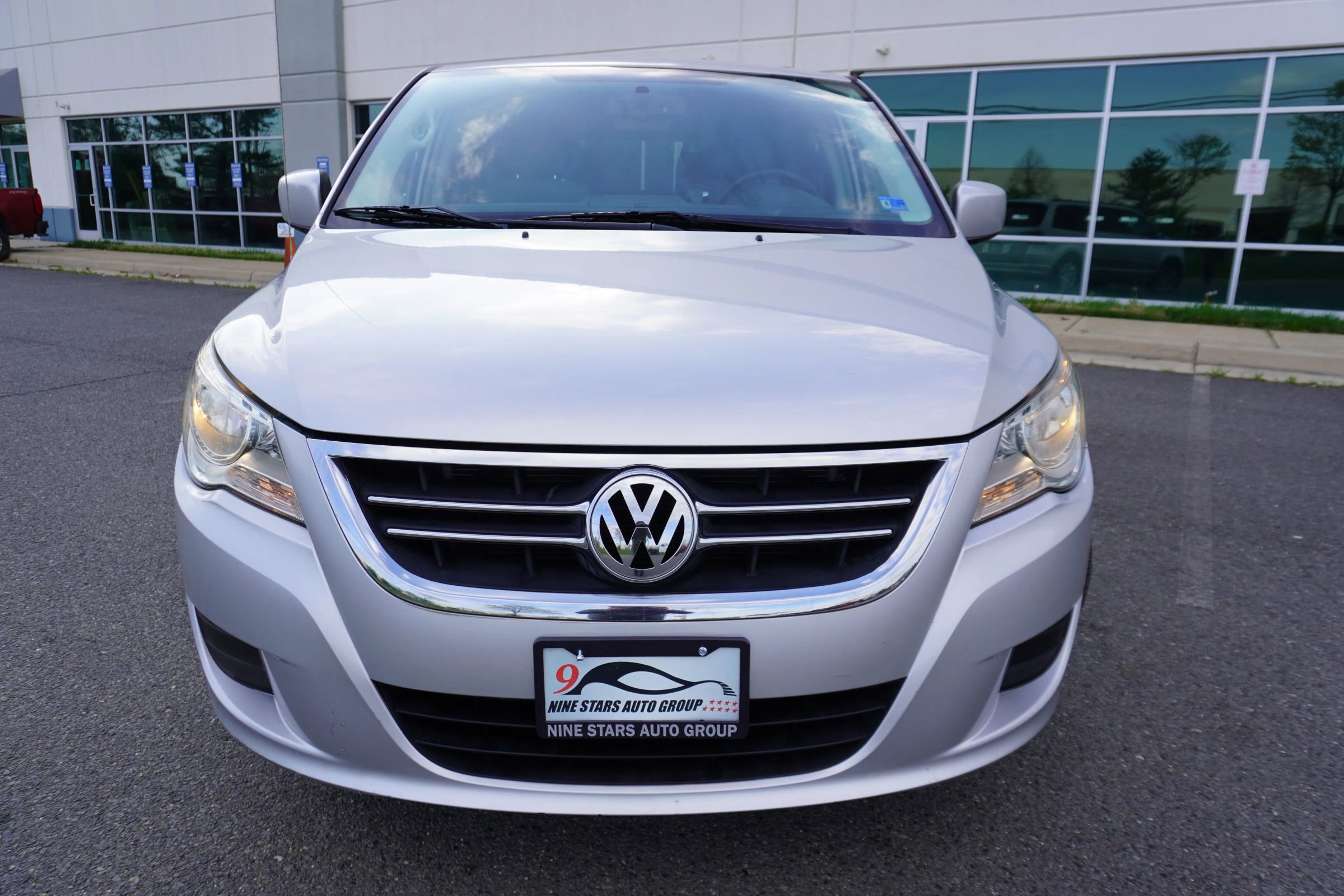 Used 2012 Volkswagen Routan SE FWD image 2