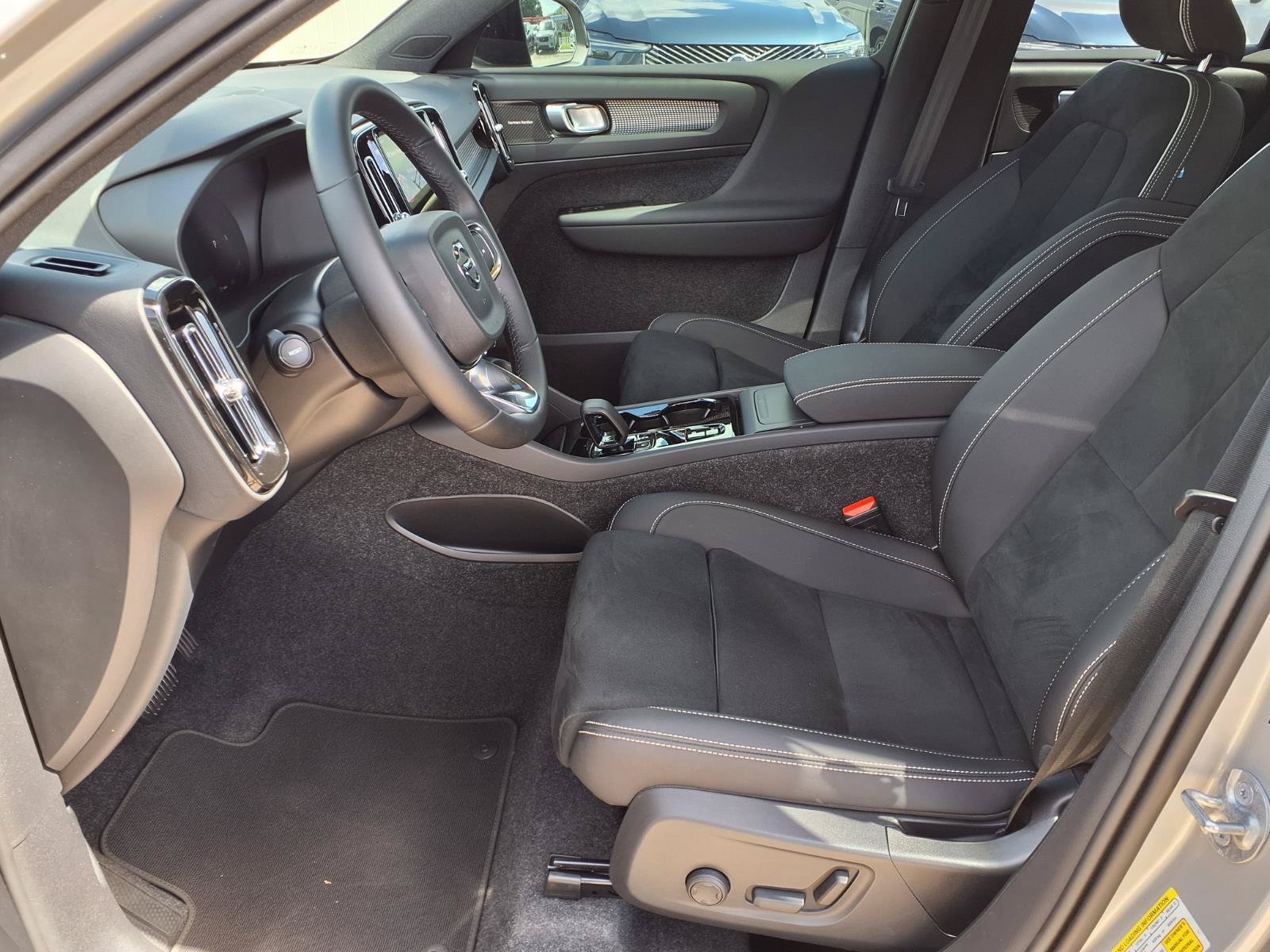 Certified 2025 Volvo XC40 B5 Ultra AWD/4WD image 22