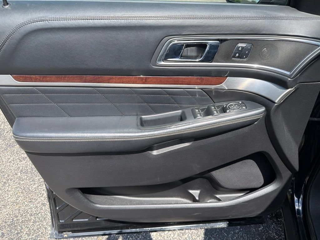Used 2017 Ford Explorer Platinum AWD/4WD image 18