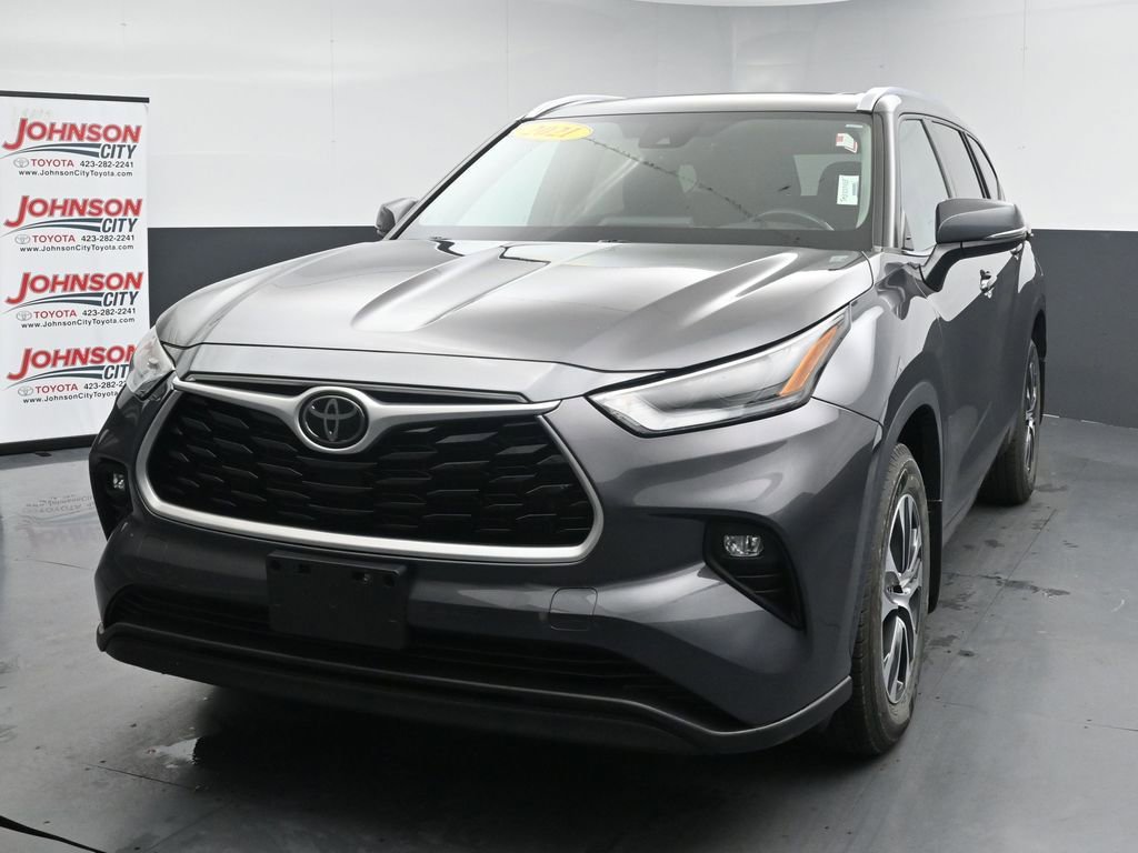 Used 2021 Toyota Highlander XLE AWD/4WD image 4