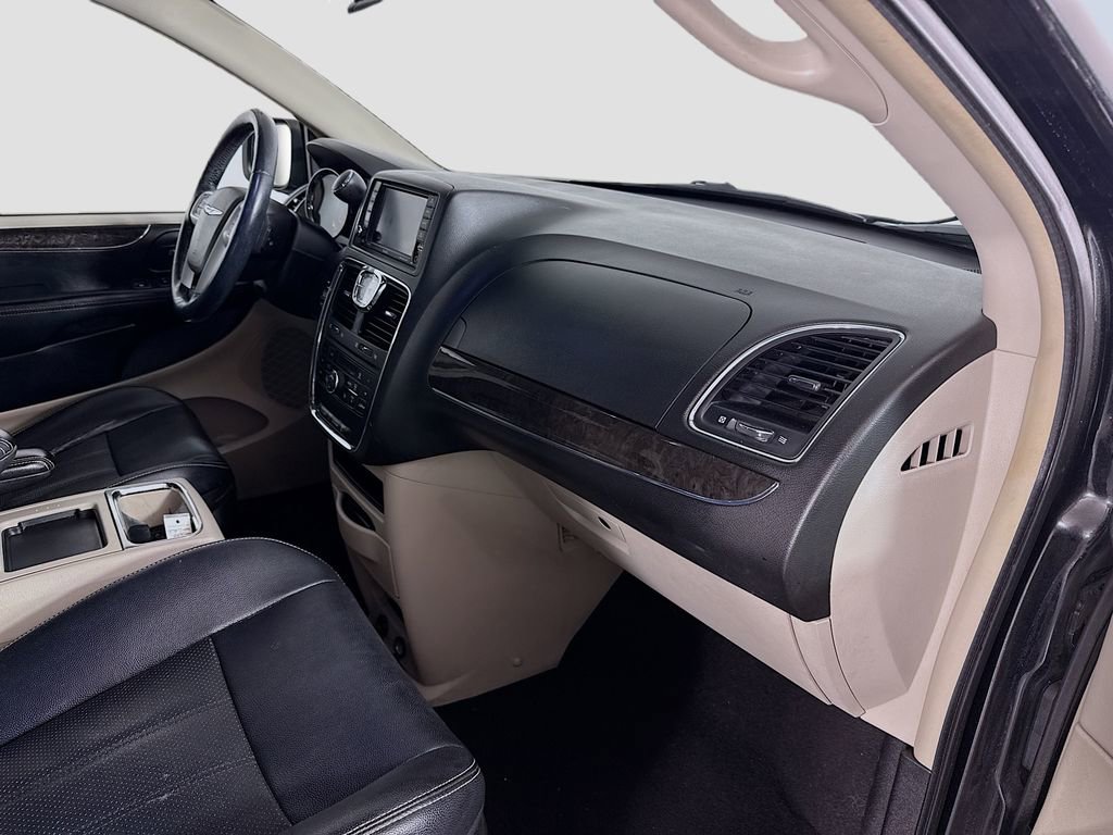 Used 2014 Chrysler Town & Country Touring-L w/ Driver Convenience Group FWD image 21