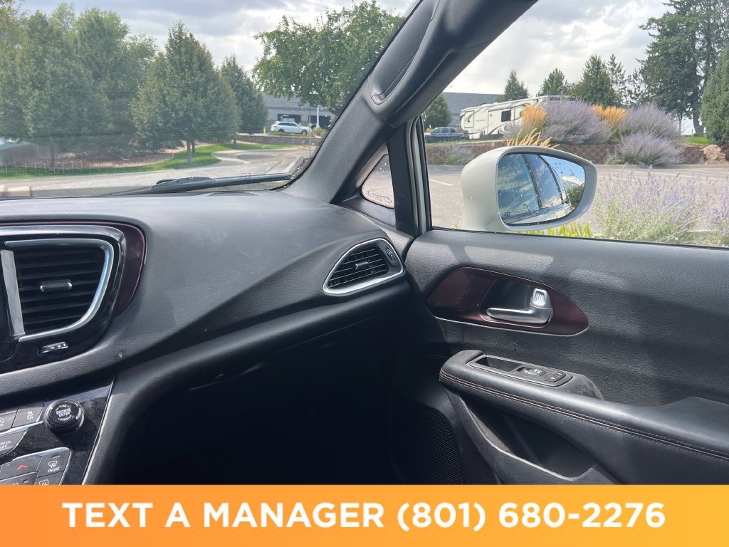 Used 2019 Chrysler Pacifica Touring-L FWD image 23