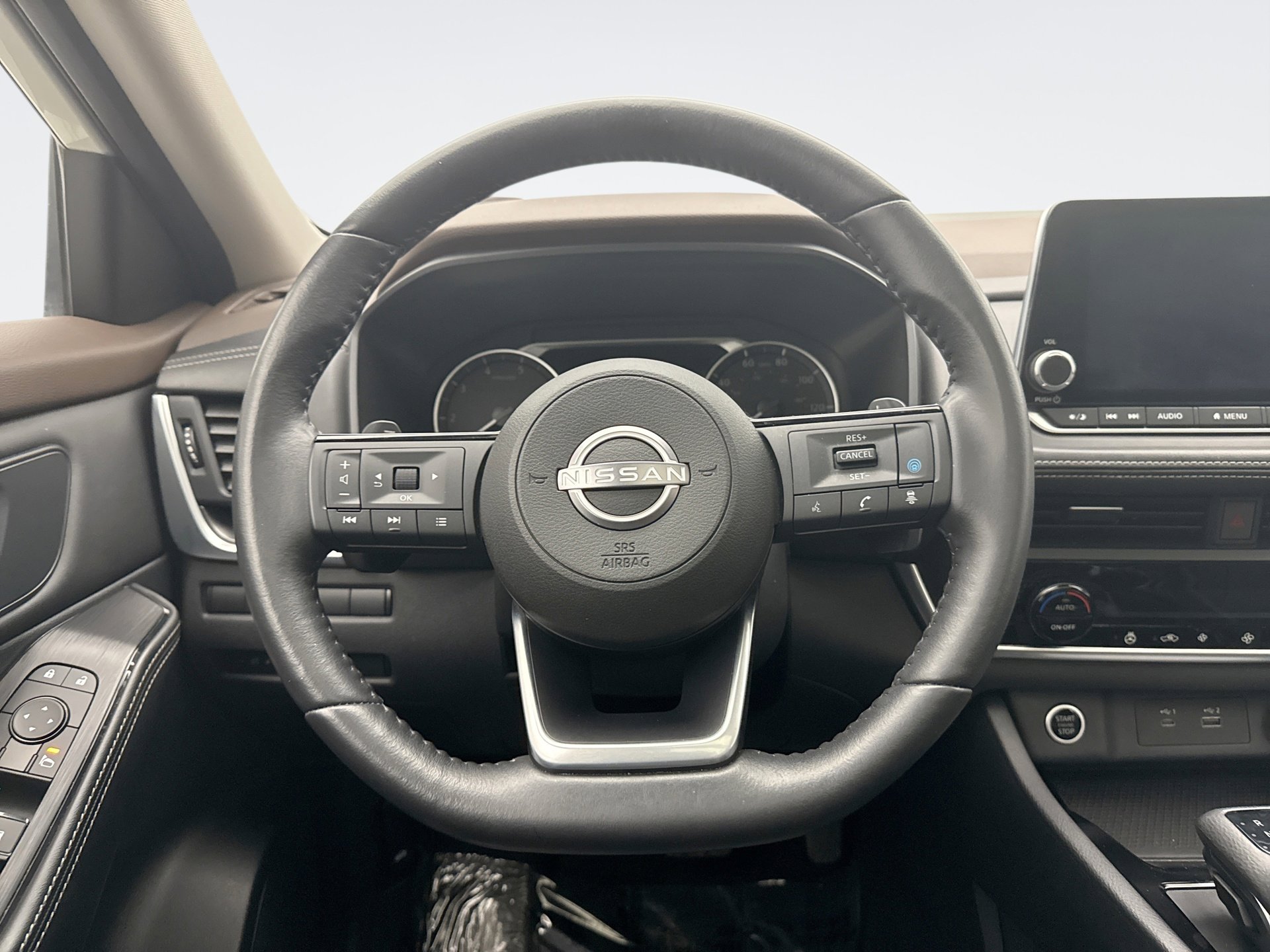 Used 2023 Nissan Rogue SV w/ SV Premium B Package image 12