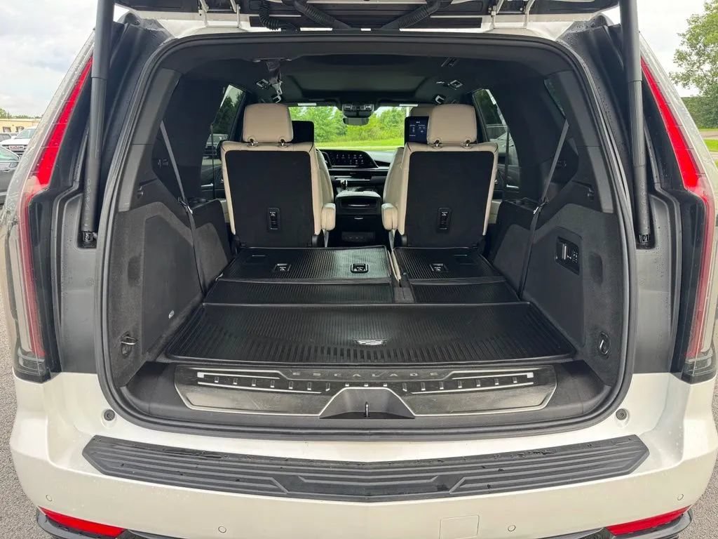 Used 2021 Cadillac Escalade Sport w/ LPO, Illumination Package AWD/4WD image 33