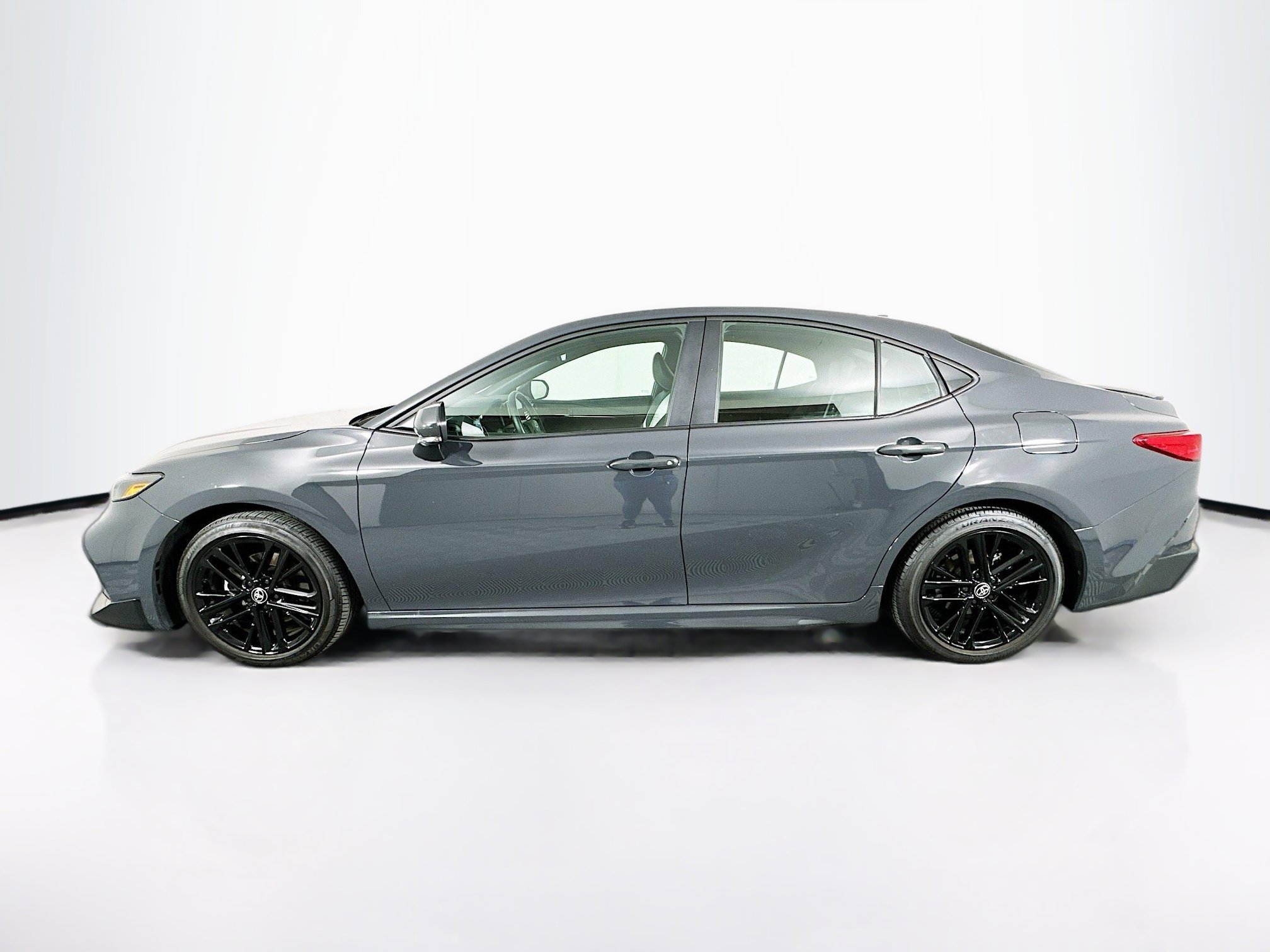 Used 2025 Toyota Camry SE image 4