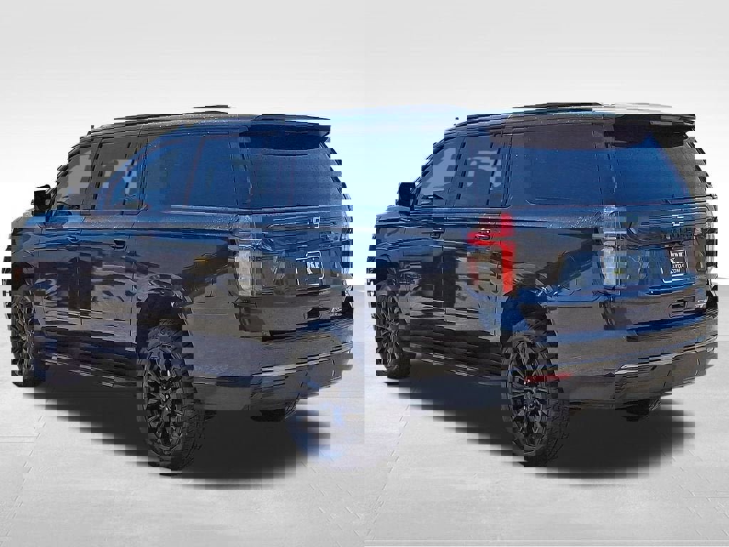 Certified 2022 Chevrolet Suburban RST w/ Luxury Package AWD/4WD image 4