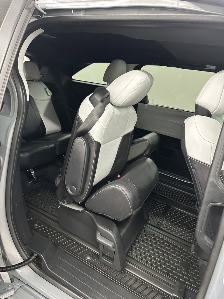 Used 2025 Toyota Sienna XSE image 32