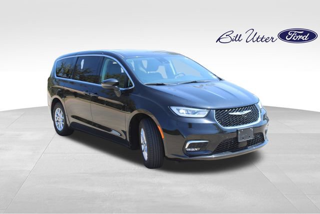 Used 2023 Chrysler Pacifica Touring-L FWD image 3