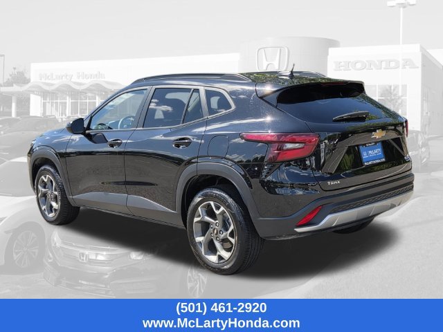 Used 2025 Chevrolet Trax LT FWD image 3