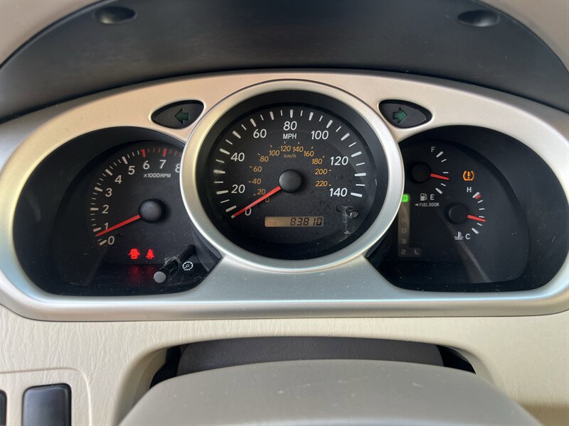 Used 2005 Toyota Highlander 2WD V6 w/ 3rd Row image 16