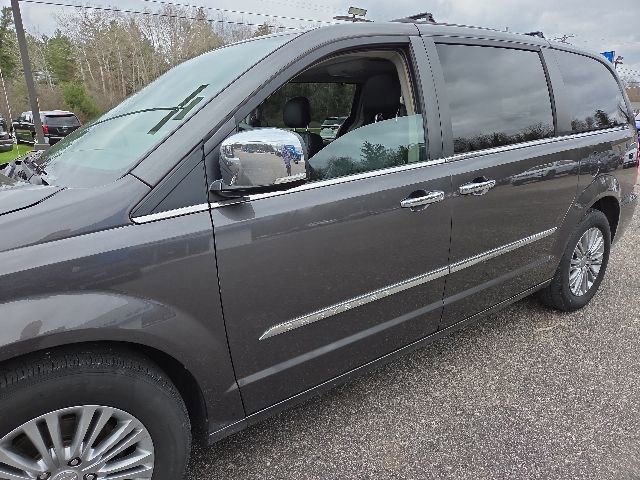 Used 2016 Chrysler Town & Country Touring-L FWD image 15
