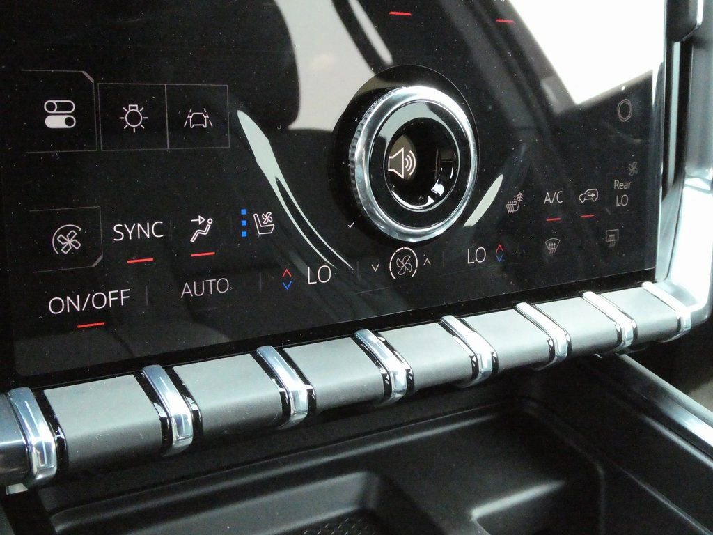 New 2025 GMC Acadia AT4 w/ Luxury Package AWD/4WD image 18