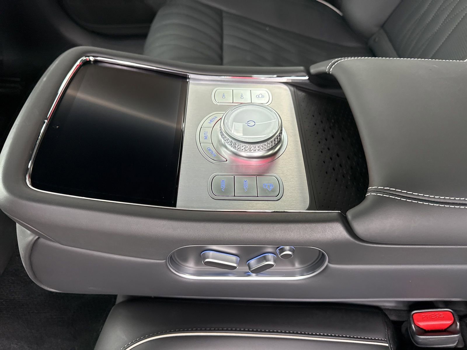 Used 2025 Genesis G90 3.5T image 12