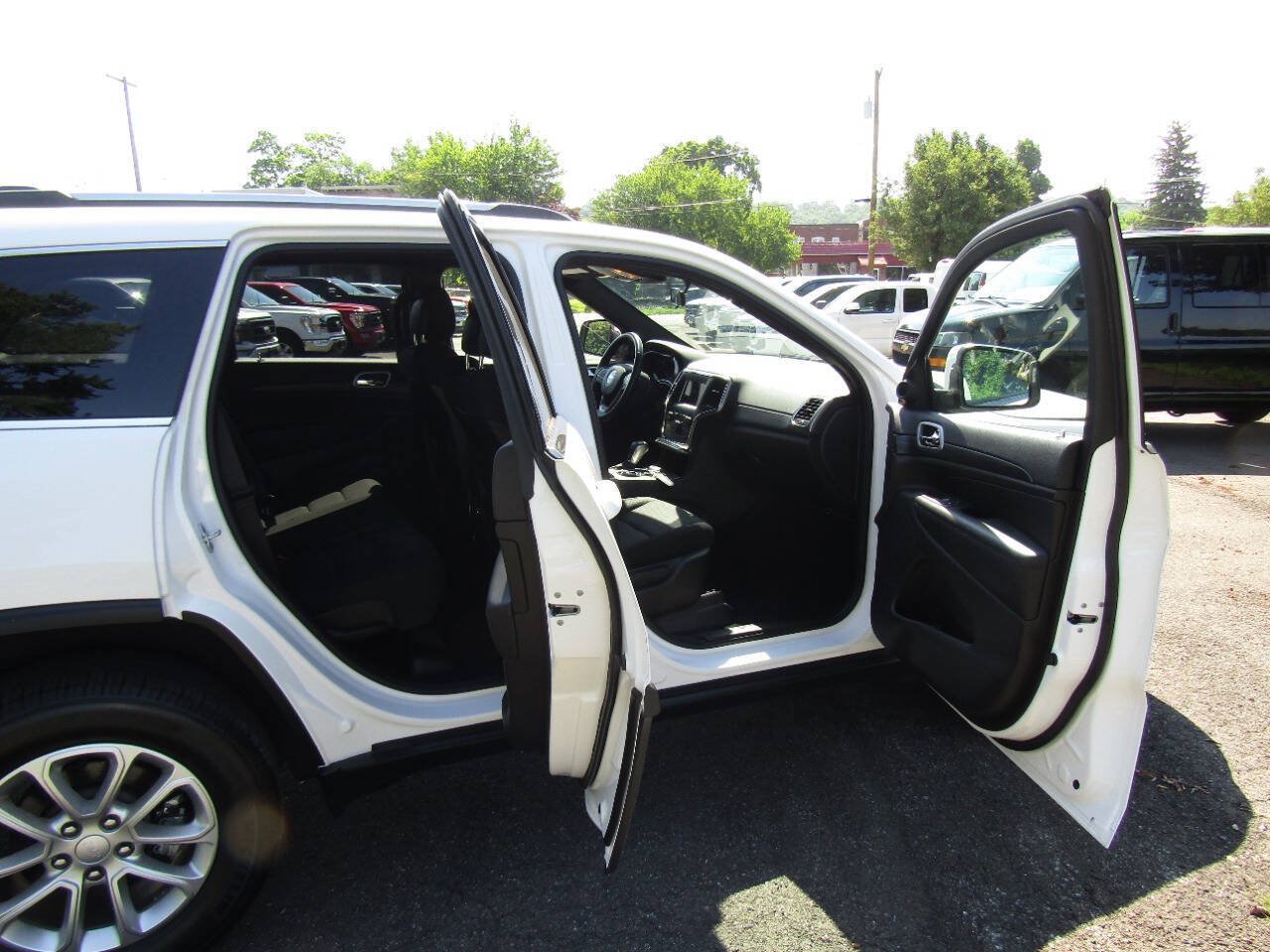 Used 2021 Jeep Grand Cherokee Laredo AWD/4WD image 26