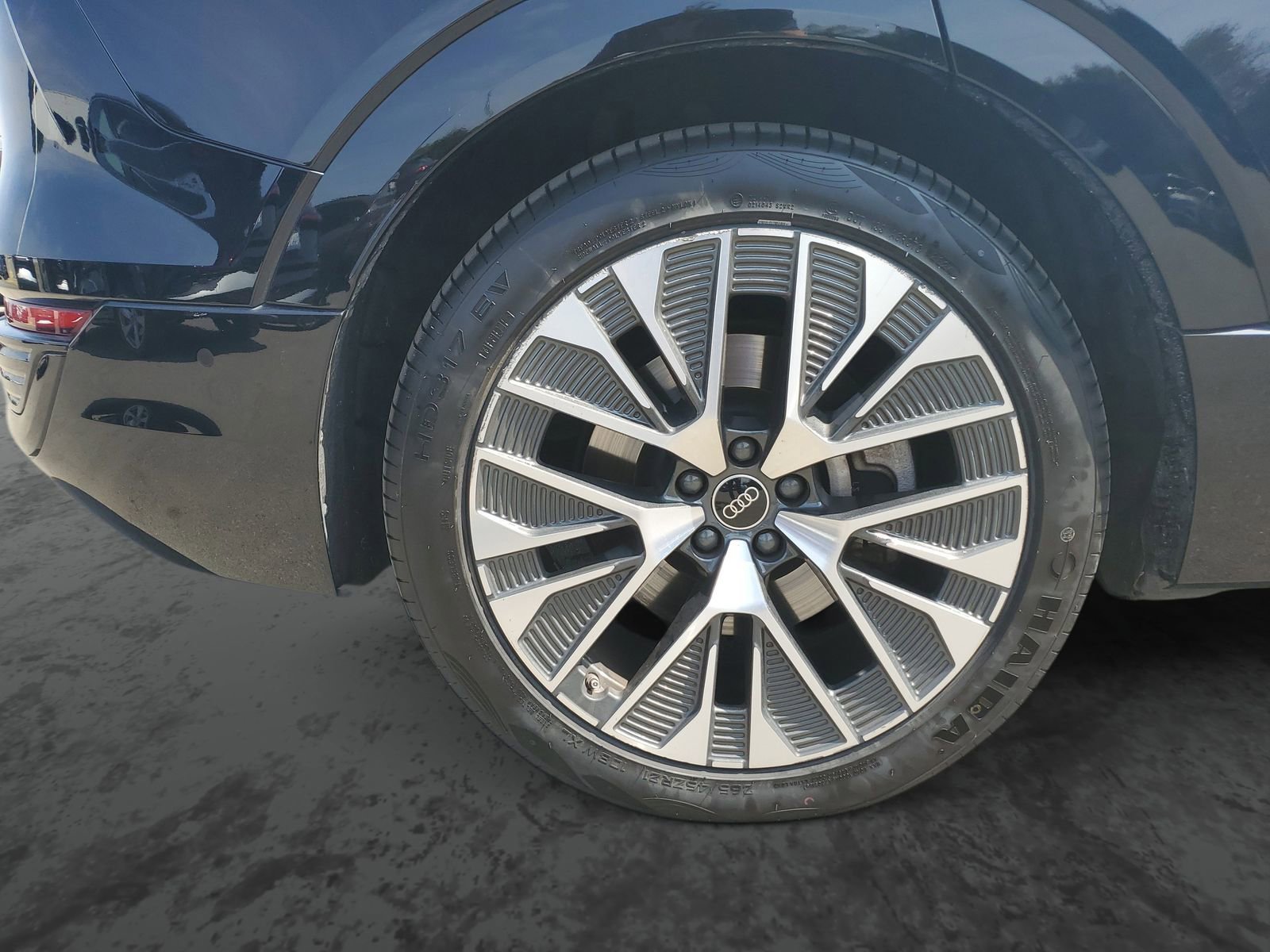 Used 2024 Audi Q8 e-tron Premium Plus AWD/4WD image 5