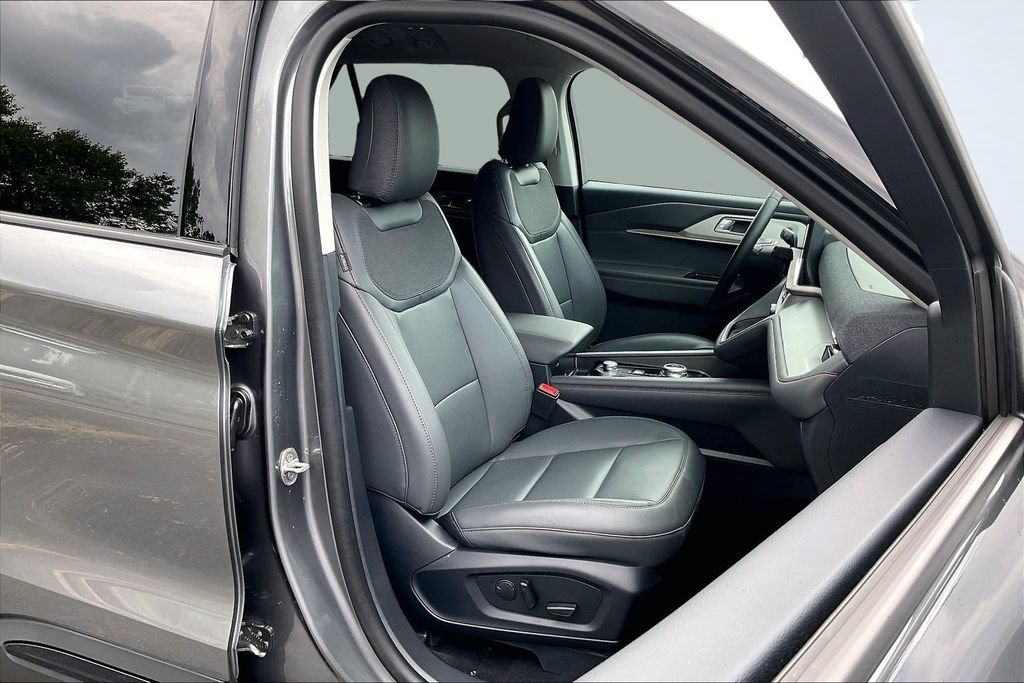 Used 2026 Ford Explorer Active w/ Active Comfort Package RWD image 30