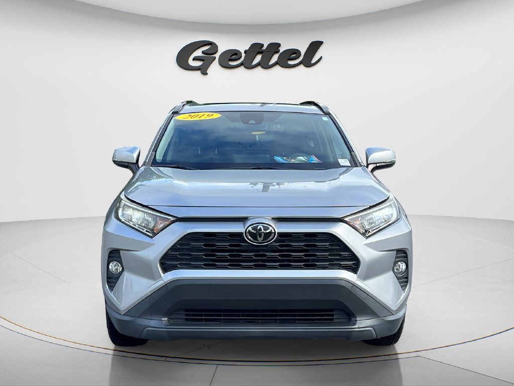 Used 2019 Toyota RAV4 XLE w/ Convenience Package FWD image 2