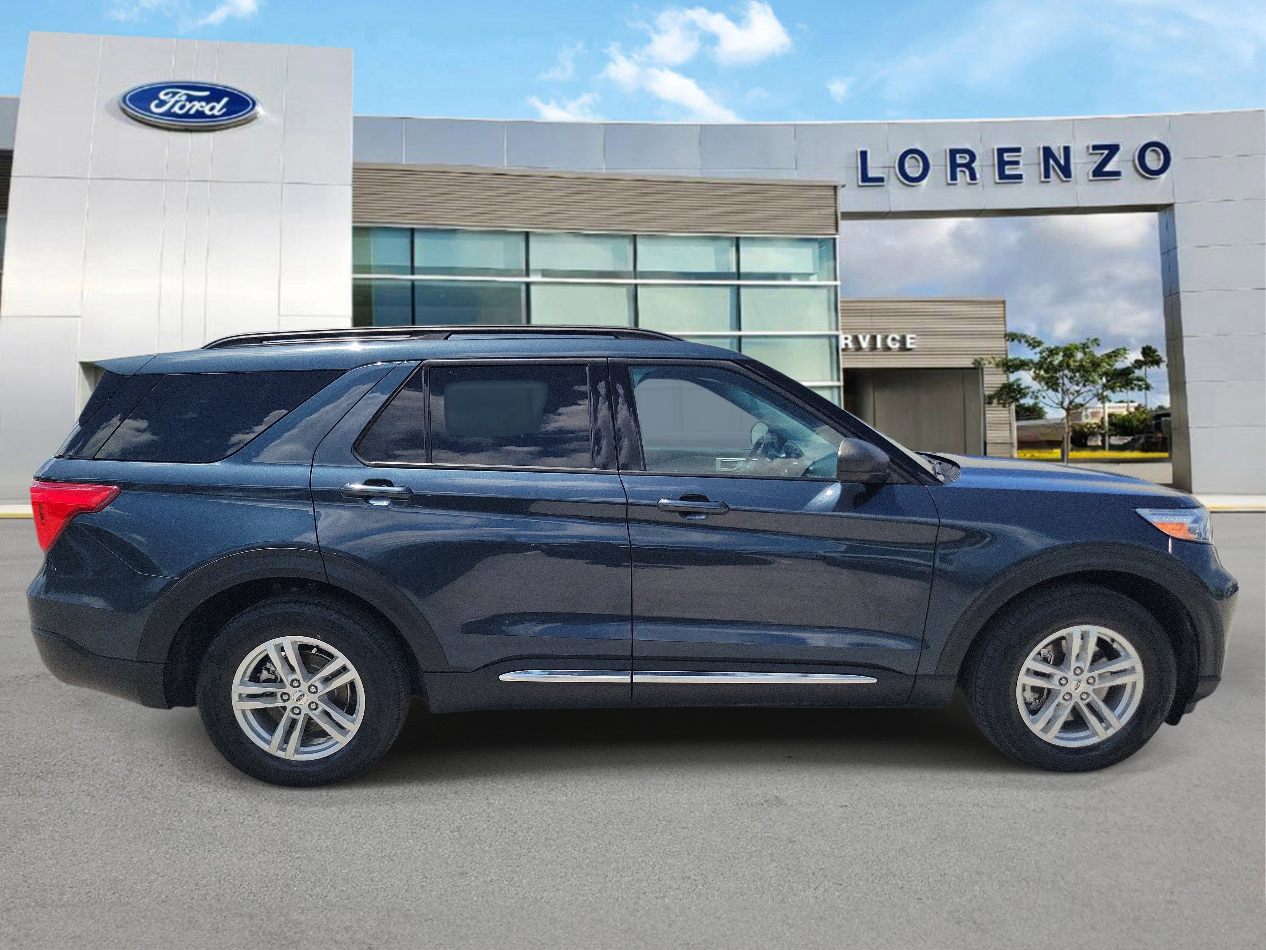 Used 2023 Ford Explorer XLT w/ Equipment Group 202A RWD image 4