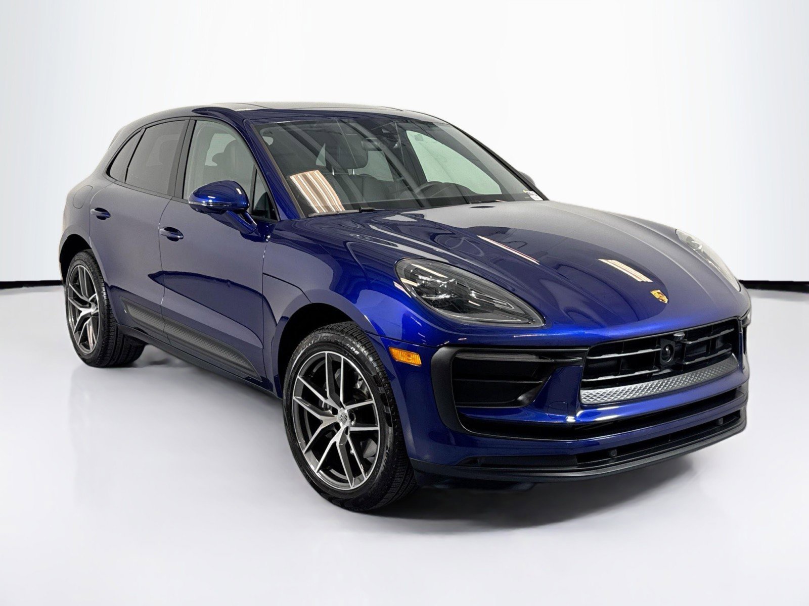 Certified 2025 Porsche Macan image 7