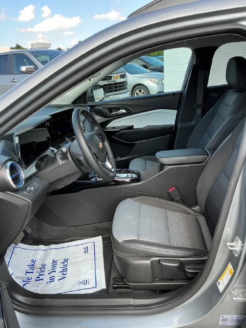Used 2025 Chevrolet Trax LT w/ Driver Confidence Package FWD image 11