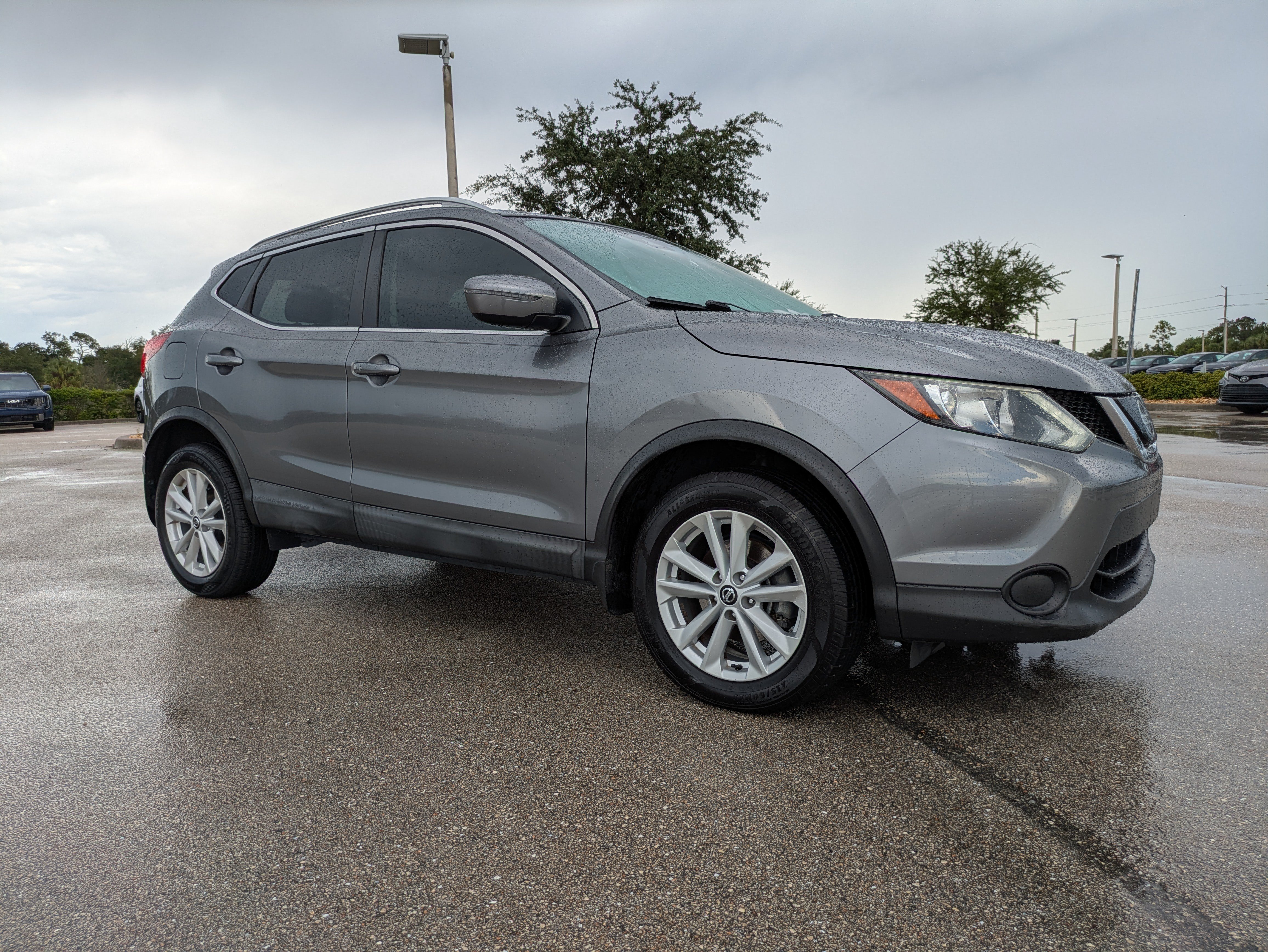 Used 2019 Nissan Rogue Sport SV FWD image 2
