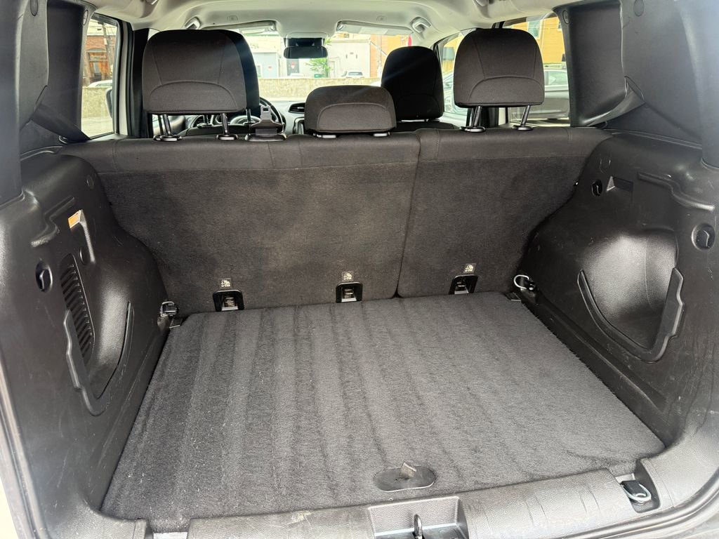 Used 2018 Jeep Renegade Altitude FWD image 20