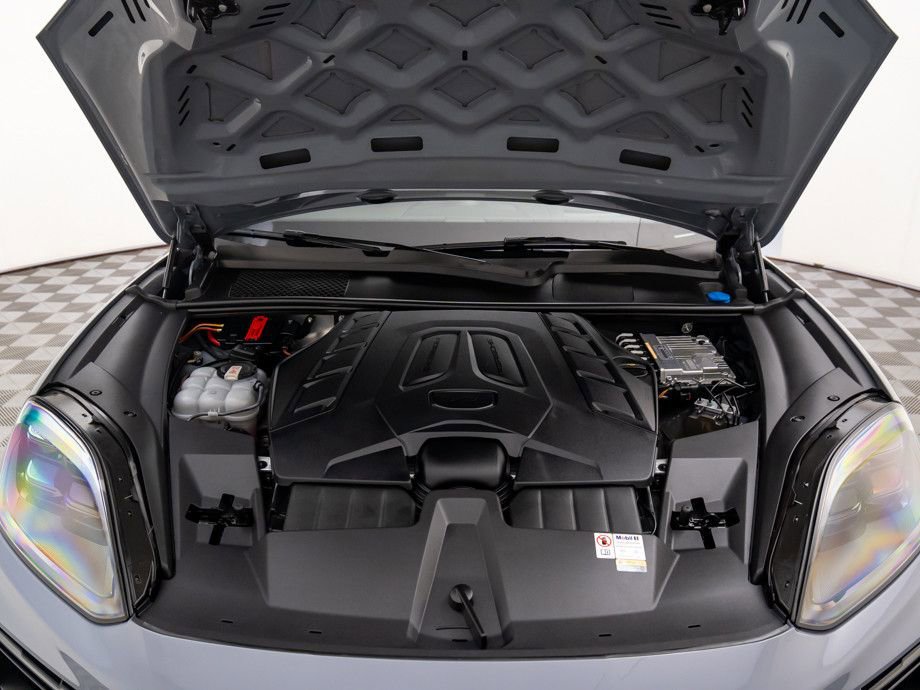 Certified 2024 Porsche Cayenne Turbo GT image 31