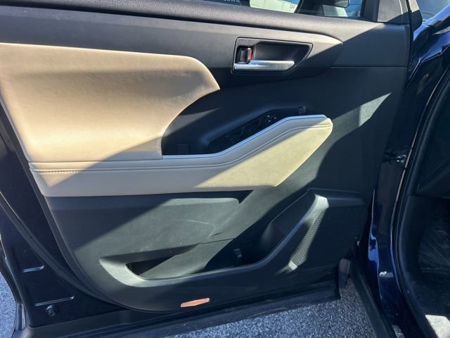 Used 2023 Toyota Highlander XLE image 11