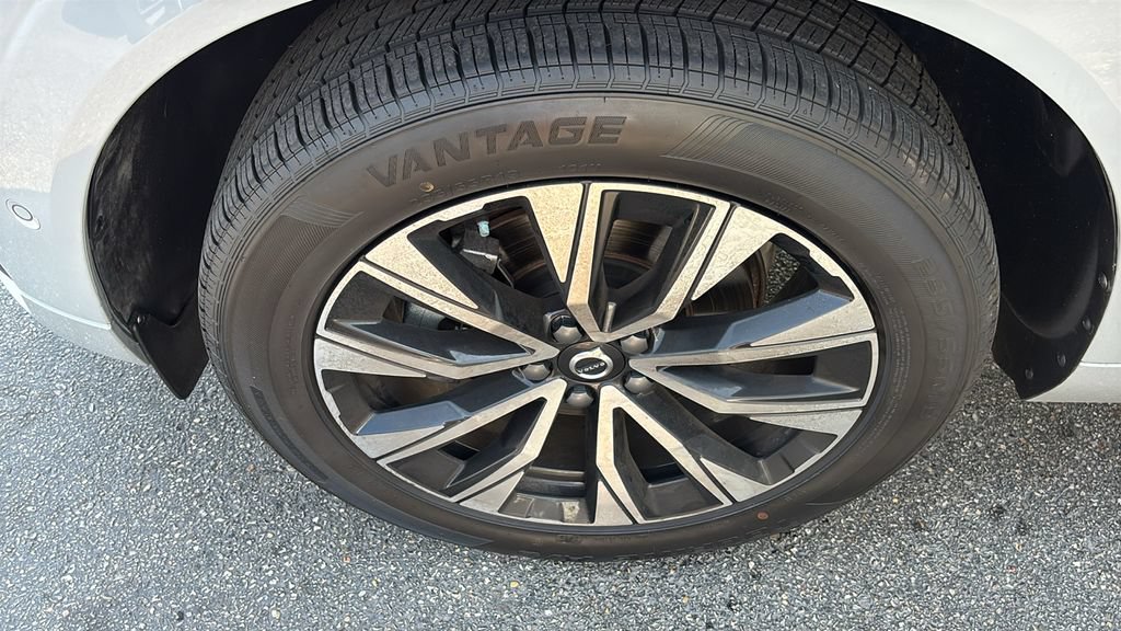 Certified 2025 Volvo XC60 B5 Plus AWD/4WD image 29